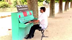 GLASS:Glassworlds•4-ModernLoveWaltz(NicolasHorvath)